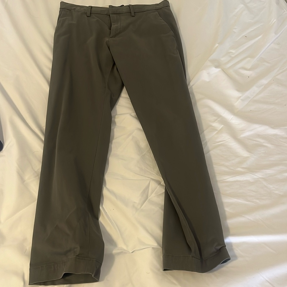 Banana Republic: athletic chino 33x34